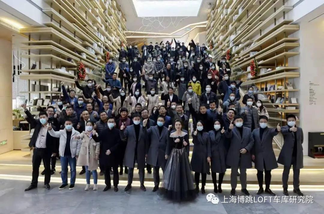 开封全国一百多人在华侨城汉口道6号参观研讨LOFT专利车库技术！